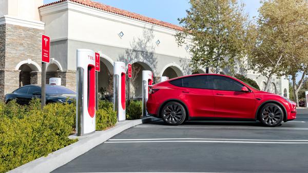 Nabíjecí stanice Tesla Supercharger se otevírají všem elektromobilistům. Vyplatí se na nich nabíjet?